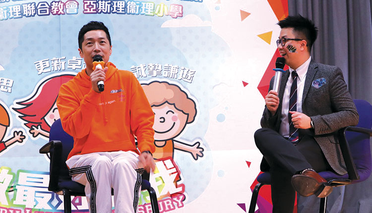 正向教育：嘉宾马浚伟在失败周活动中与同学分享心得。