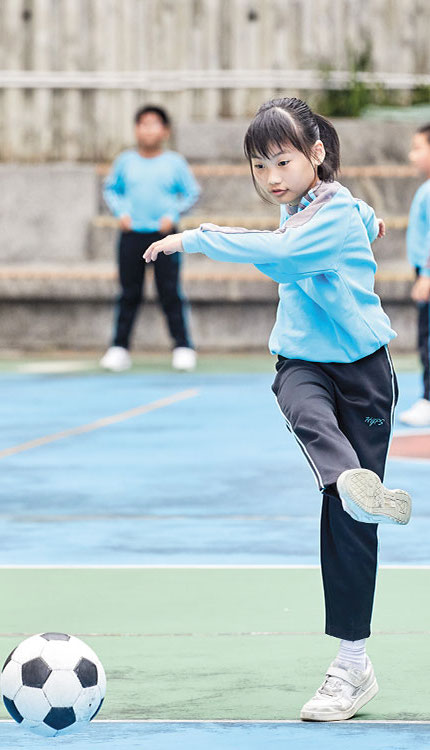 基督教圣约教会坚乐小学：学生在课堂时间外踢球，做运动锻炼身体。
