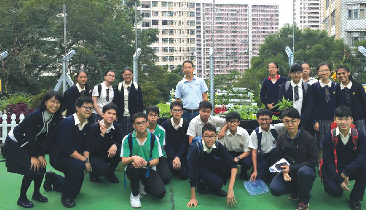 教育传媒：两位老师带领中三学生进行水耕种植，进行科学探究之余， 亦加入生命教育及正向思维，让学生有多方面发展。
