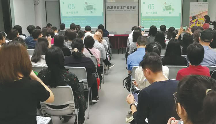 教育传媒：未来学校对行政主任的需求将会很大，除了教育局，教联会亦将计划推出一系列培训课程，为教师面对未来的业界新方向。