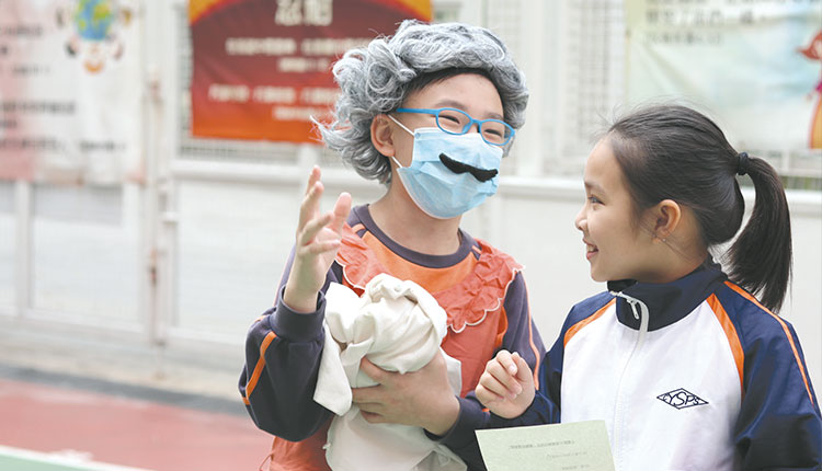 教育传媒：学生以小组形式拍摄幽默故事。