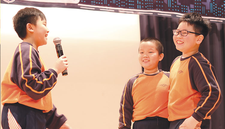 教育传媒：学生以幽默方式将案件重演。