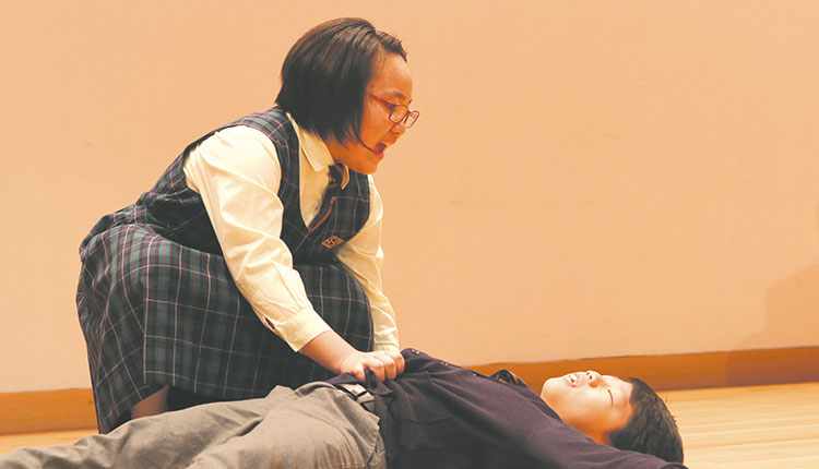 教育传媒：学生在闭幕礼落力表演。