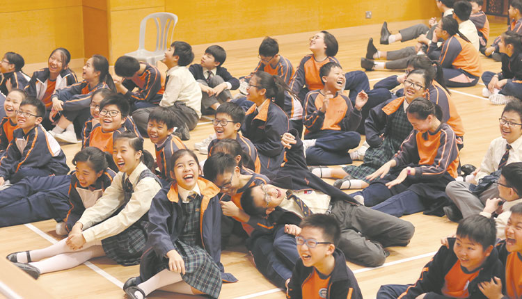 教育传媒：学生笑得人仰马翻。