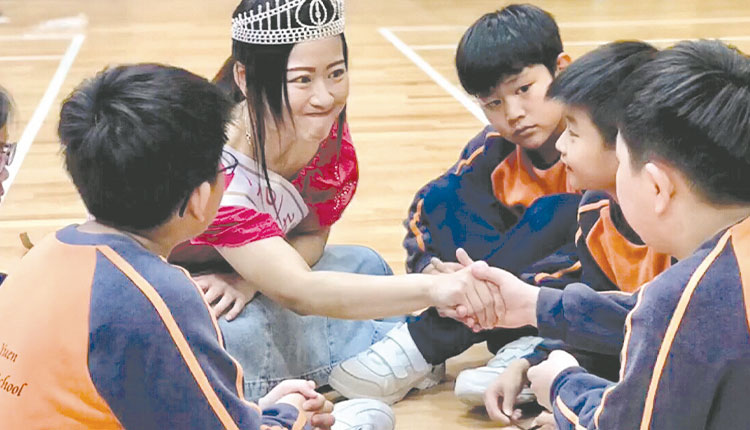 教育传媒：林秋霞与学生互动。