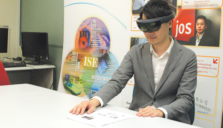 教育传媒：利用MR(Mixed Reality) 技术，戴上MR眼镜后便可以看见飞机引擎的三维模型。