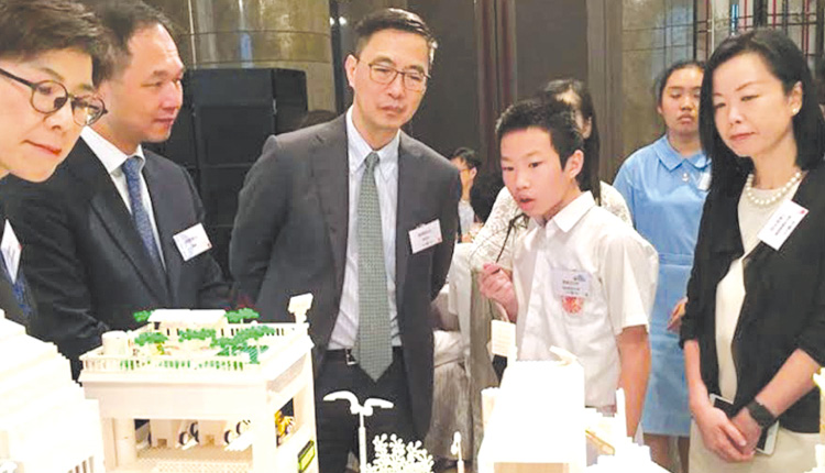 STEM Team成员参加中电校园工程师&mdash;&mdash;「智慧城市」计划， 向杨局长介绍设计构思。