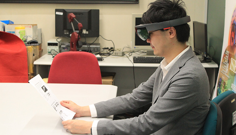 教育传媒：利用MR(Mixed Reality) 技术，戴上MR眼镜后便可以看见飞机引擎的三维模型。