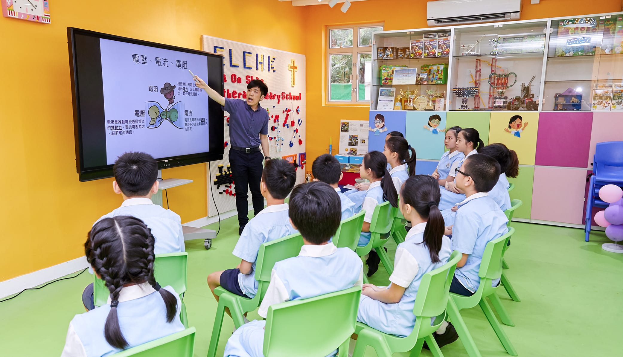 教育传媒：学校课程以学生为本位，老师在STEM Room授课，注重发展学生高阶思维能力。