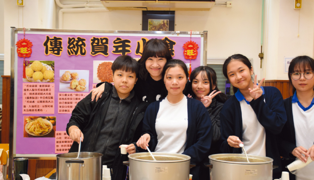 教育传媒：师生一起准备贺年小食。