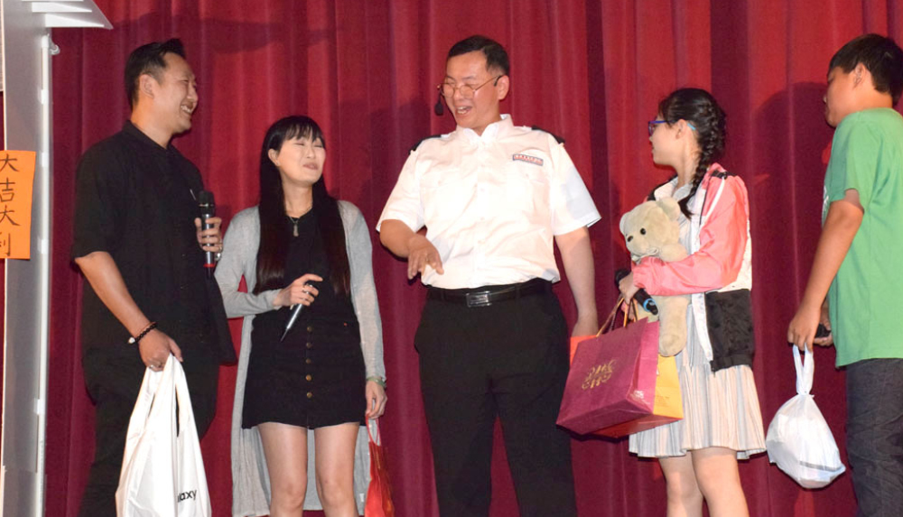 教育传媒：校长相信天生我才，与学生、家长一起演话剧，在互动中创造可能。