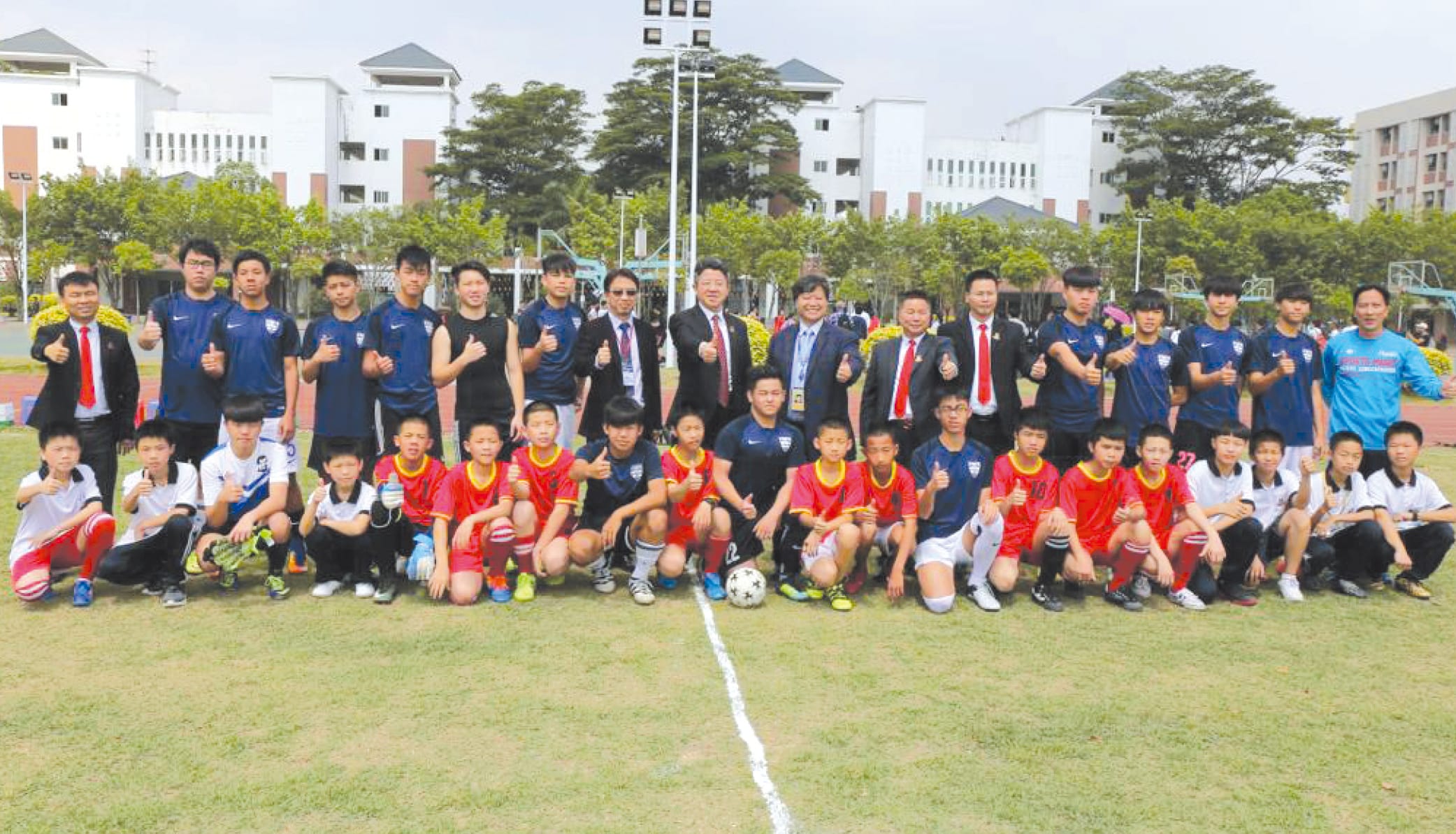 教育传媒：本校与东莞市光正实验中学进行足球友谊赛，展示活力。