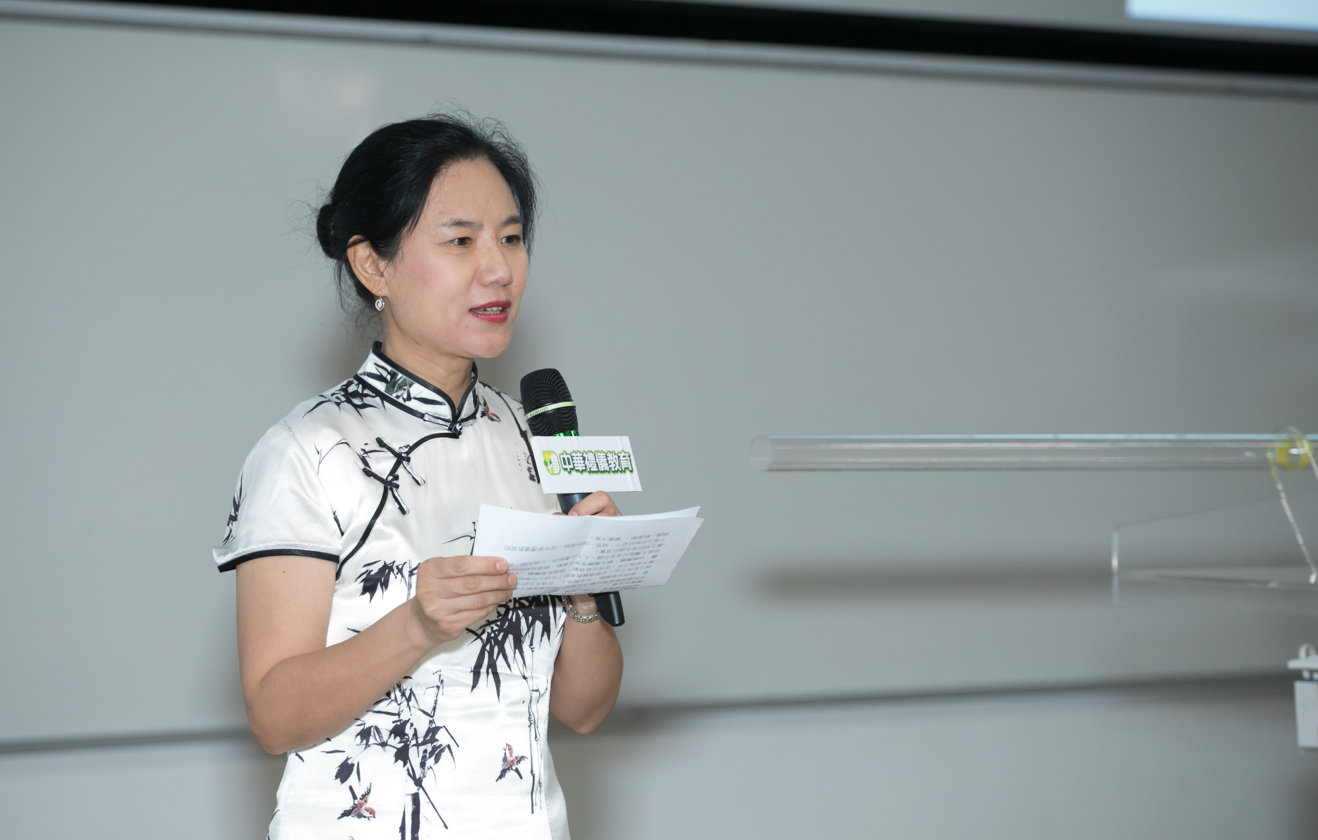 教育传媒：冯燊均国学基金会秘书长鲍俊萍表示，通过教育、文化、宗教、妇女等团体一起推动中华礼仪教育。