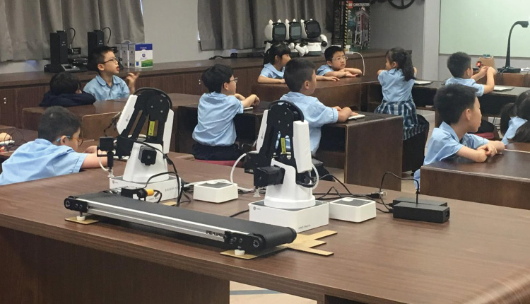 机械臂打开智能教学新体验 配合不同模组 教学设计更有弹性