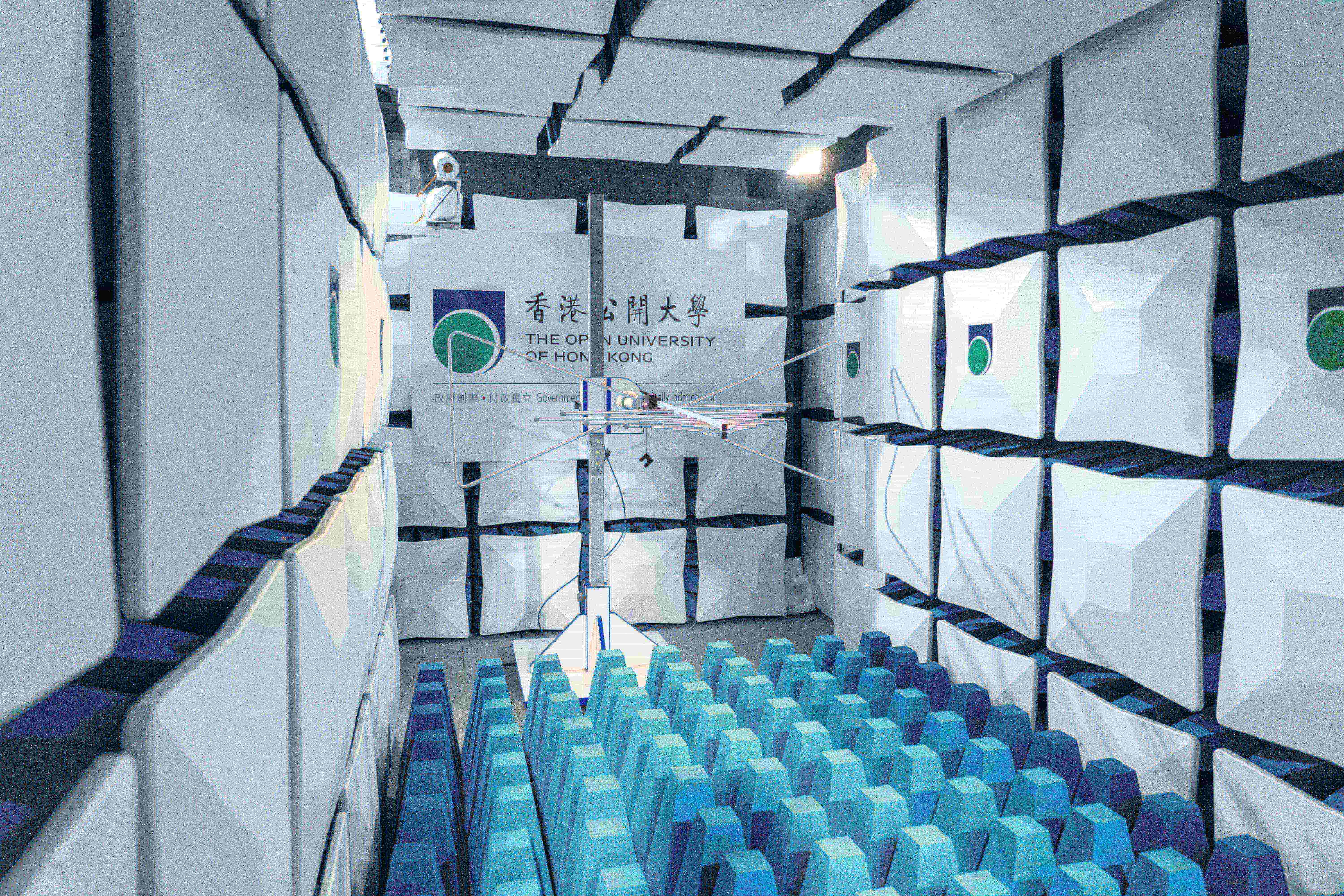 学院斥资逾500 万建立「电磁波暗室」，让学生测试无线通讯和电子产品。