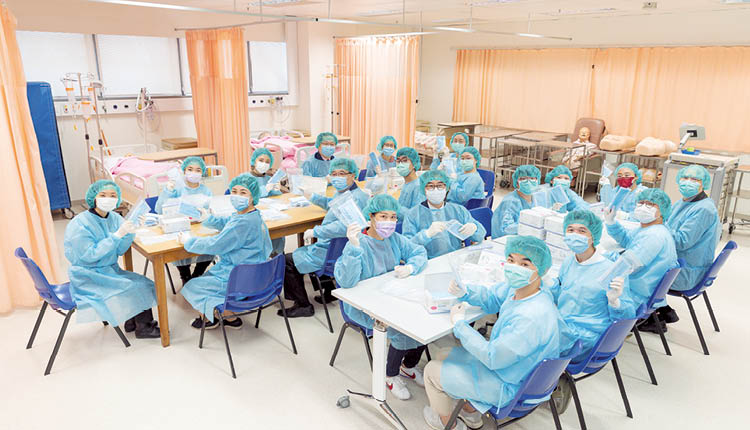 公大的护理学同学一同参与「护理护您齐抗疫2020」， 送赠抗疫福袋予基层社群。