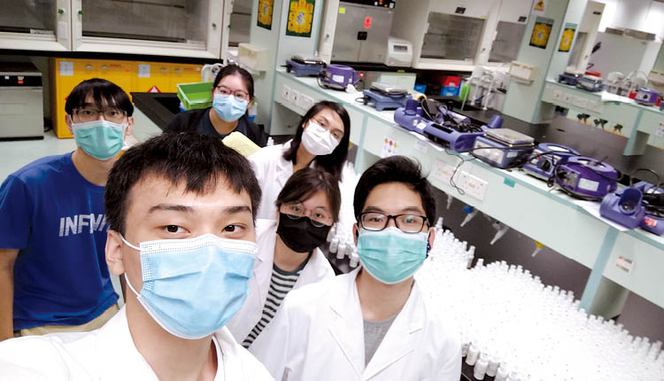 理学院学生早前学以致用，合作制作酒精搓手液并派送到区内学校，以知识回馈社会。