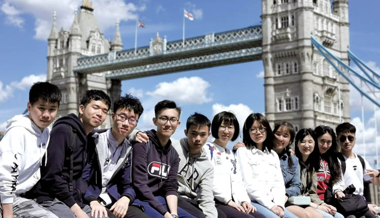 同学有机会到英国进行为期四周的夏季学习计划，透过家庭寄宿、社区服务、进行各项体育和音乐等活动，开阔眼界。