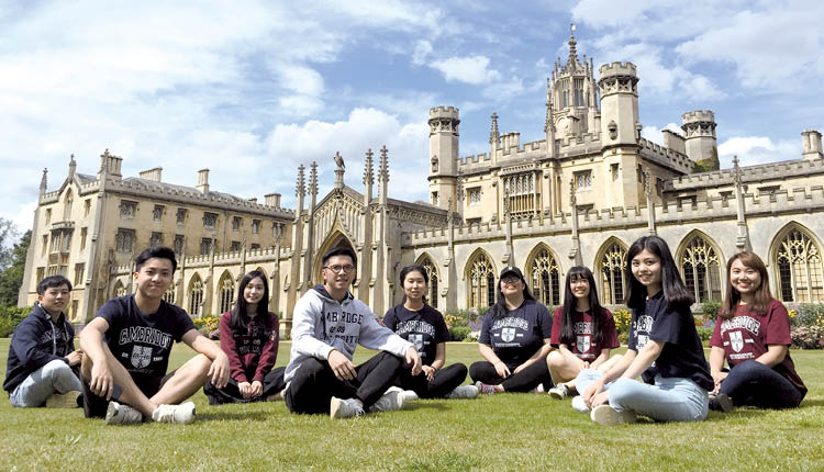 香港公开大学为了扩阔视野，公大学生有机会到英国剑桥大学的Magdalene College 进行海外沉浸课程，加强外语训练之余，亦可接触多元文化。
