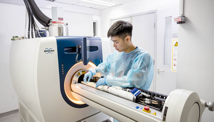 香港城市大学：学系投放大量资源购置磁力共振仪器，训练学生独立操作。