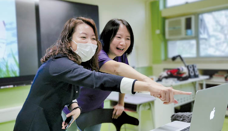 三水同乡会禤景荣学校李校长与老师一起探索电子学习，集思广益，渡过停课的难关。
