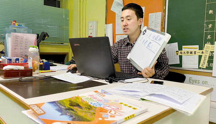 三水同乡会禤景荣学校的老师们为了学生，于疫情间尽力筹备最好的网上教学，实践停课不停学。