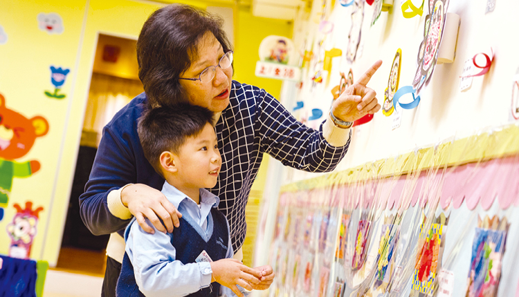 「学校以全人发展为教育目标，透过多元化活动，丰富幼儿学习经验，从而建立自信，发挥潜能。」 东华三院黎邓润球幼稚园　蔡丽娥校长