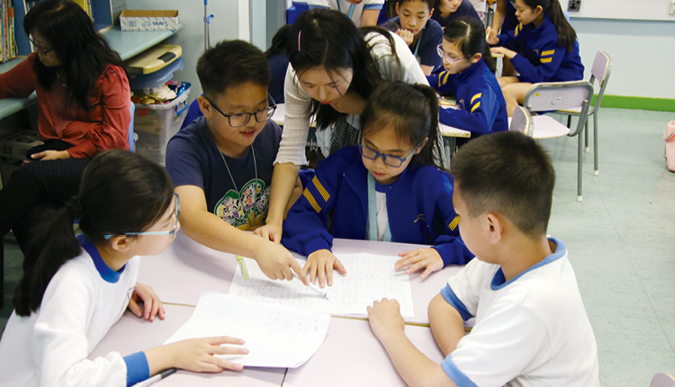 学校推行「专科专教」，加上运用问题导向学习形式，教师与学生一同钻研问题，令学习效果更丰富，并领悟学习的意义。