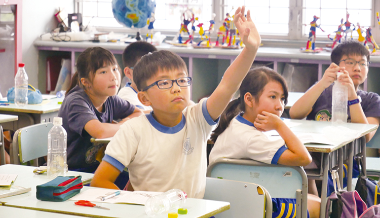 重视学视过程，作出具体回馈，令学生自我完善。