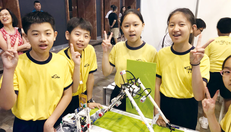 学生参与 STEM 活动