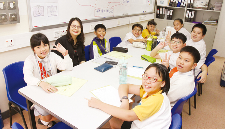 欧副校长和学校特工队学员共同探究学校 问题，分工合作，搜集及分析资料，为学 校提供改善建议。