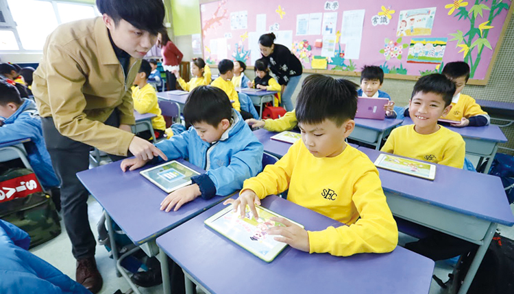 采用平板电脑，有利学生在校园每个角落都可以利用电子资源学习。
