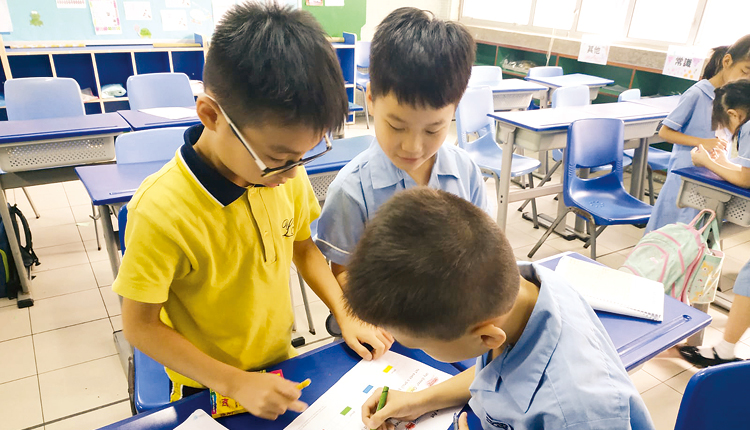 分流教学，拔尖补底，因应学生条件而作针对性指导教学，照 顾每一名学生的学习需要，成绩得以提升。