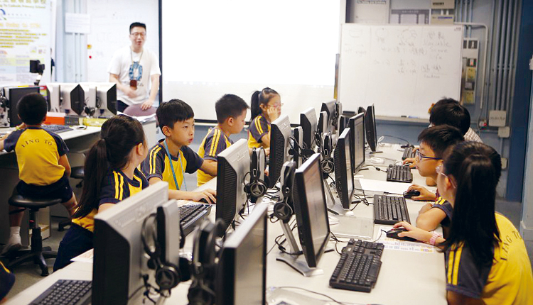 致力引进与推动 STEM和电子教学，让学生学习多元知识， 也提高学习成效。