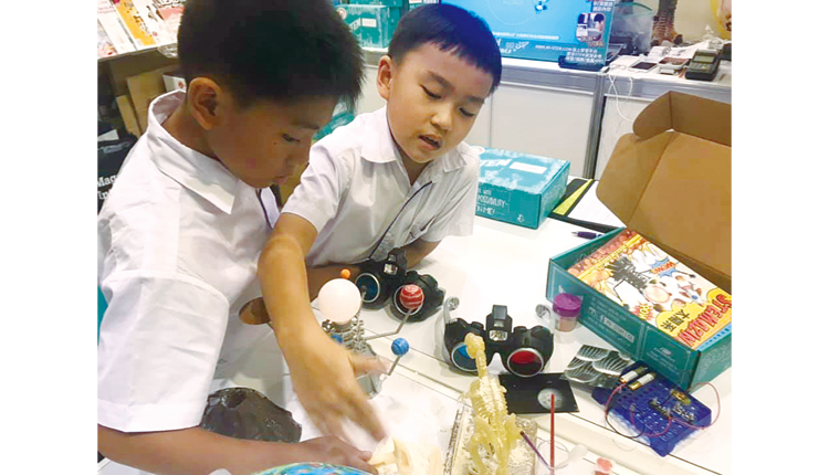 于 2019 年书展设立摊位，展示学生的 STEM 作品。