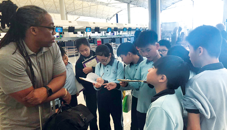 学校举办不少英语学习活动，例如到机场访问外籍旅客。