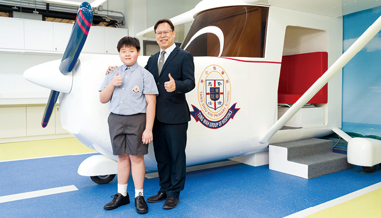 梁诺晞同学 ( 右 ) 获选为东华三院杰出学生，代表邓小专 注培育学生的成果，提供机会让学生一飞冲天。
