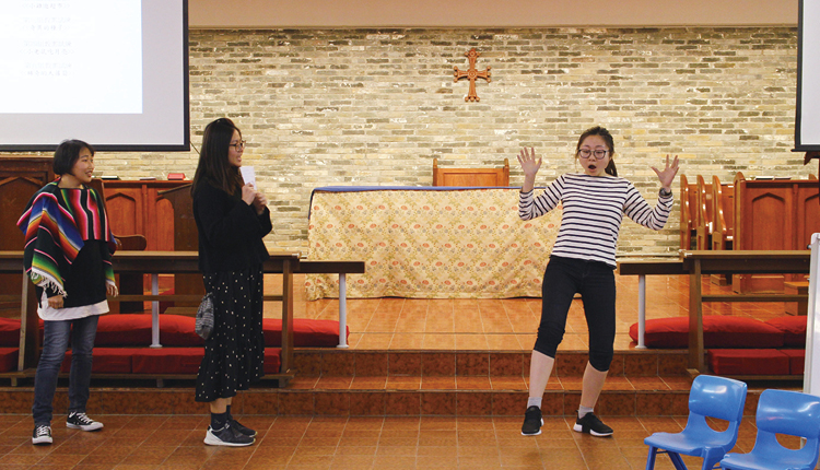 圣公会圣约瑟堂幼稚园的 老师于「戏有益」深耕计 划中培训戏剧教育的技巧。