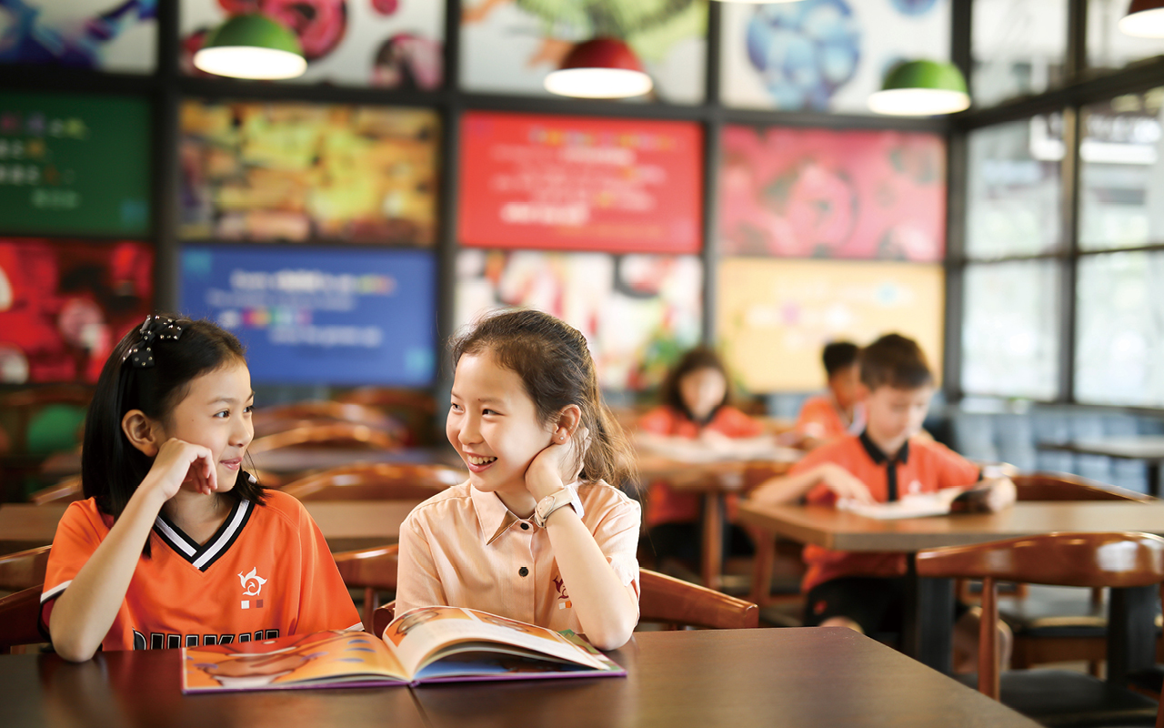香港培侨书院深圳龙华信义学校将秉承香港培侨中学创校七十多年来一直提供寄宿生活的优良传统，给予部分高小学生及全体中学生在校内寄宿的机会。
