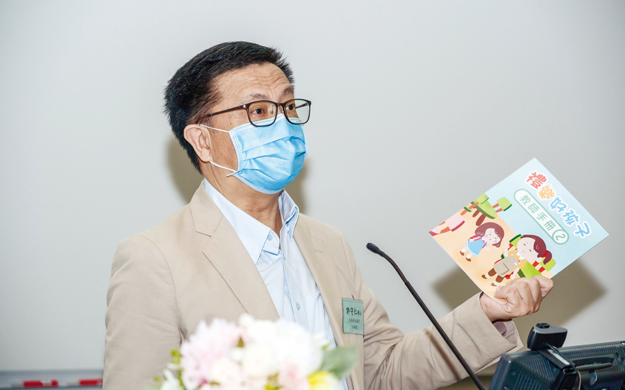 许守仁博士为大家讲解绘本教材套之应用与教学策略，指导老师如何使用教材。