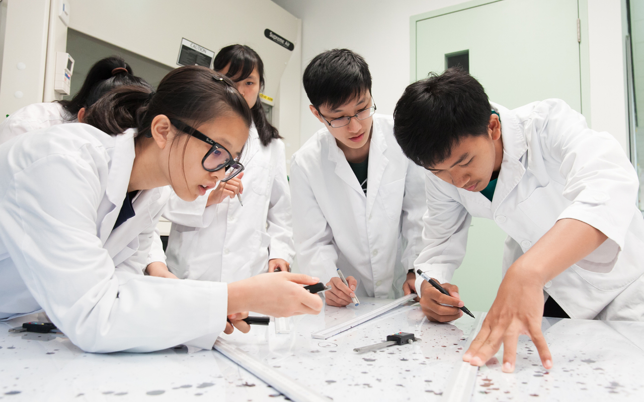 课程安排学生在模拟案发现场学习血溅分析等搜证技巧。林教授解释：「过往布置模拟案发现场时，我们不能真的在课室的地毯及墙壁上溅上血液，引入VR技术望能有所突破，令模拟现场更逼真。」