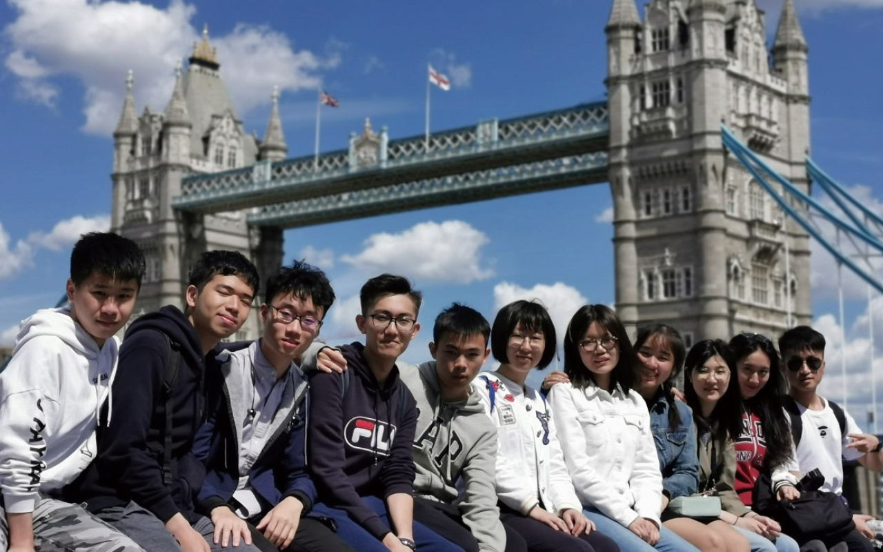 学生到英国交流期间，除英语课程外，更会完成社会服务，参观企业和文化古迹等。