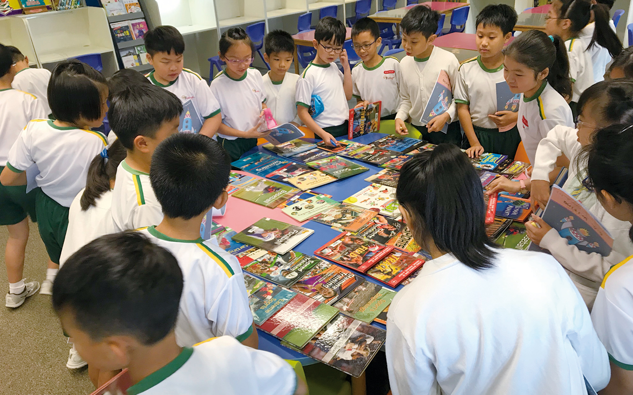 学校实行小班教学，有利于教师关顾每位学生。