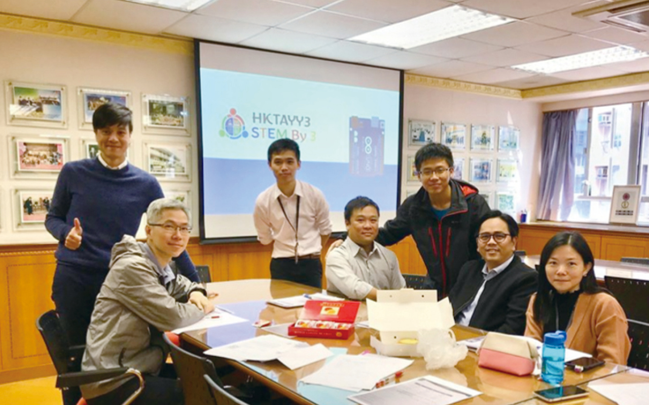 教学团队一直自我增值，将知识转化为学生容易理解的教学内容。