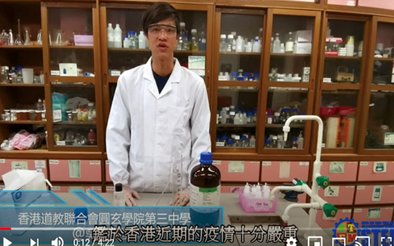 吴主任拍摄网上短片，教导制作酒清搓手液。