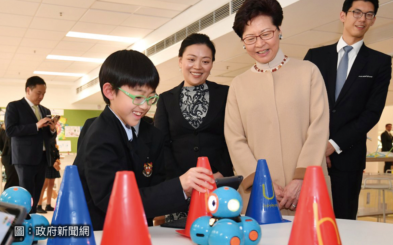 时任行政长官林郑月娥到访一间小学，欣赏学生在创科方面的成绩。