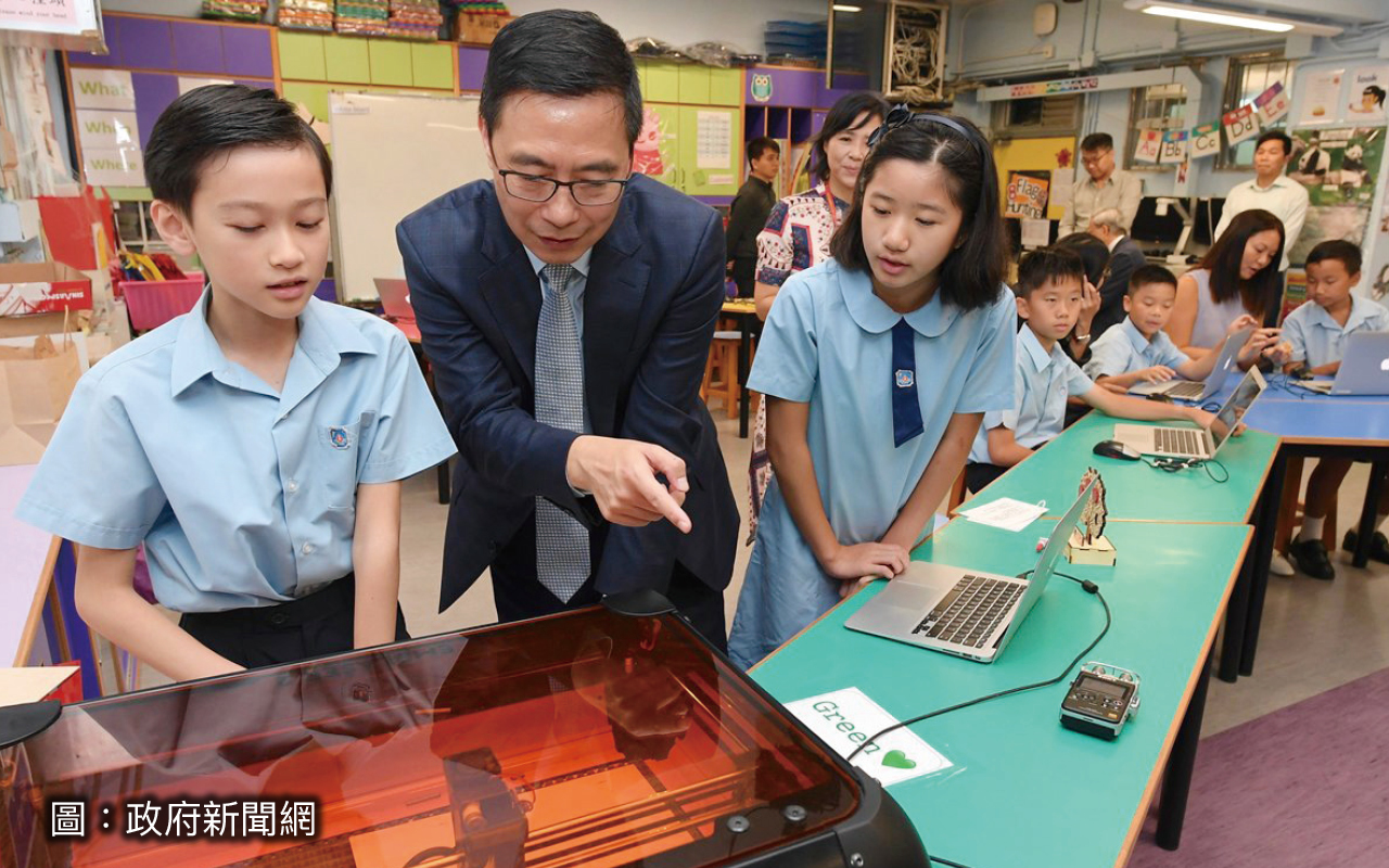 时任教育局局长杨润雄到访一间小学，与学生畅谈。