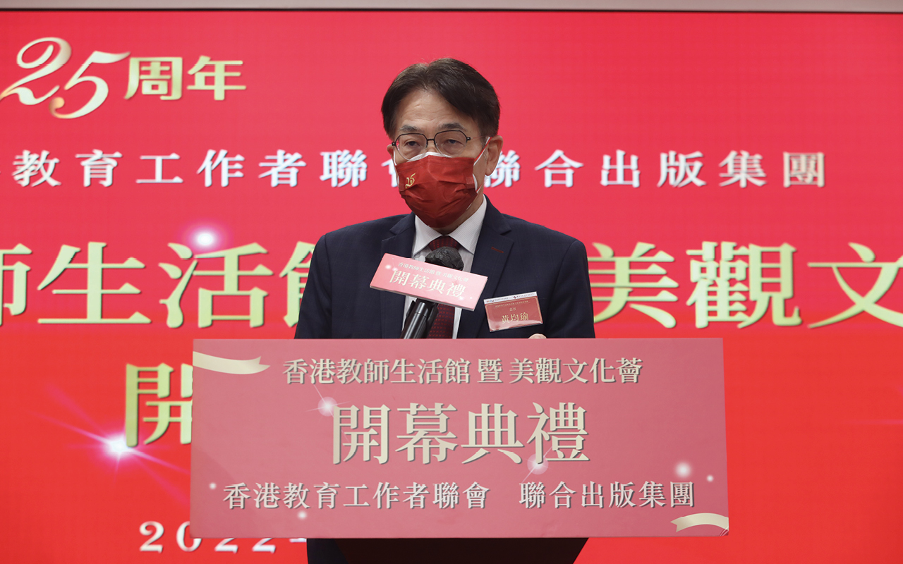 开幕典礼上致词。