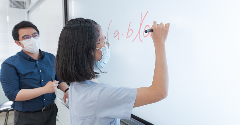 同学于课上透过智能电子白板上进行书写和报告，建立课室内良好的互动学习气氛