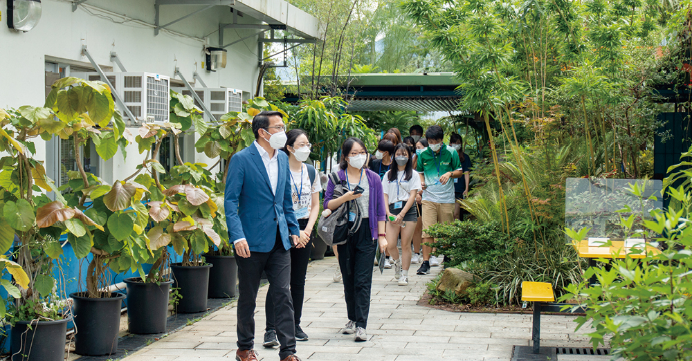 安排同学到打鼓岭 岭英公立学校 ( 又称森林学校 ) 认识学校办学的多样性。